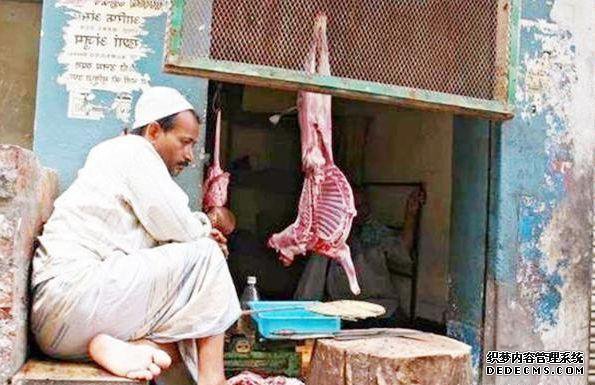 印度人是怎么“卖肉”的？网友：看完印度的肉摊，再也不想吃肉了