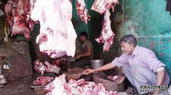 印度人是怎么“卖肉”的?网友:看完印度的肉摊,再也不想吃肉了