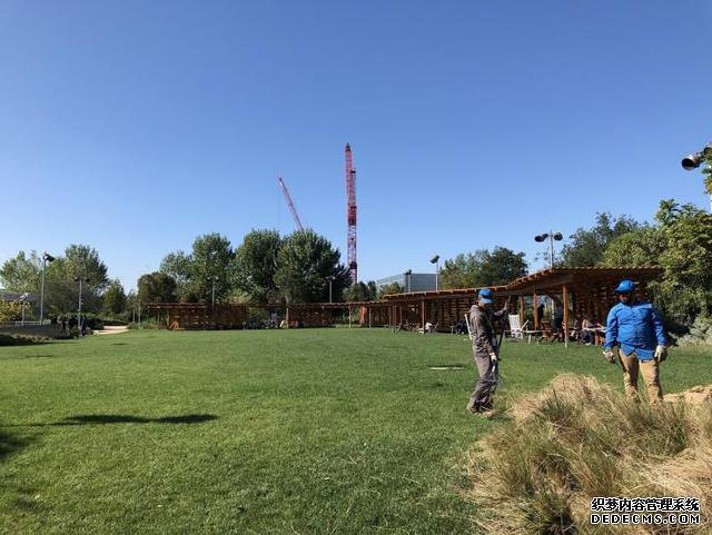 富豪200亿房产当摆设,贫民窟1440人共用厕所:这个世界如此残酷