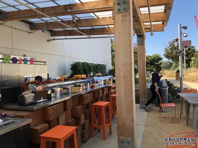 富豪200亿房产当摆设,贫民窟1440人共用厕所:这个世界如此残酷