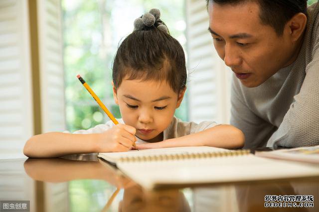 “天天陪孩子亲子关系还是不好?”因为你只是在“假性陪伴”孩子