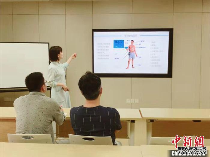 目前,专家团队正在开发睡眠障碍门诊和线上治疗项目,方便民众利用空余时间接受治疗。 芊烨 摄 目前,专家团队正在开发睡眠障碍门诊和线上治疗项目,方便民众利用空余时间接受治疗。 芊烨 摄