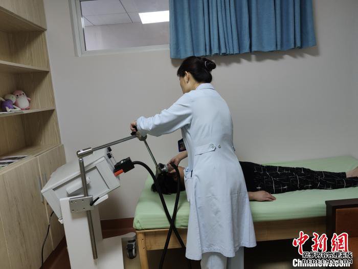 医生们会对患者进行针对性的心理治疗、行为训练,也会为需要的患者进行经颅磁刺激等物理治疗等。 芊烨 摄 医生们会对患者进行针对性的心理治疗、行为训练,也会为需要的患者进行经颅磁刺激等物理治疗等。 芊烨 摄