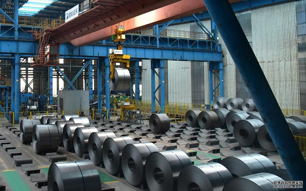 2019年10月16日，广西柳州钢铁集团的冷轧车间内，自动吊装设备正在精确的吊装生产完毕的20余吨重冷轧钢卷到预定位置。 图/视觉中国