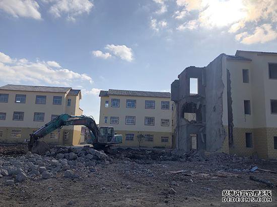 灌云县南岗乡这批新建成的集中安置房,百姓刚入住半年又要被拆掉。目前已拆除20多幢。 本文图片均为澎湃新闻记者 陈卓 图