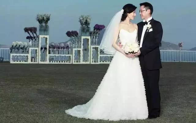 49岁李嘉欣复出,420亿遗产每月领200万,嫁入豪门是输还是赢?