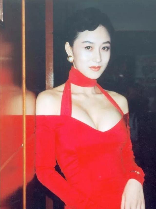 巴黎名媛舞会,李连杰利智之女站中间却完败,邱淑贞女儿出尽风头