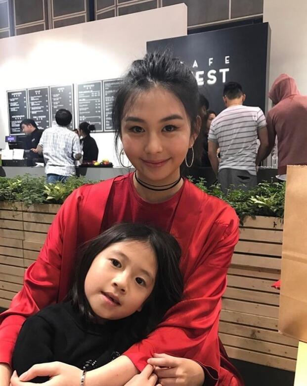 巴黎名媛舞会,李连杰利智之女站中间却完败,邱淑贞女儿出尽风头
