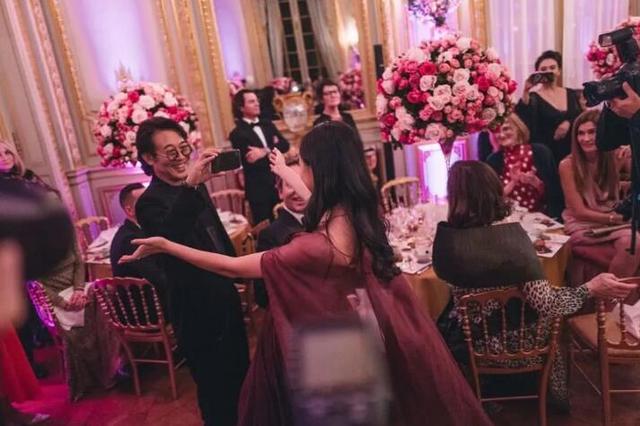 巴黎名媛舞会,李连杰利智之女站中间却完败,邱淑贞女儿出尽风头