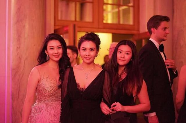 巴黎名媛舞会,李连杰利智之女站中间却完败,邱淑贞女儿出尽风头