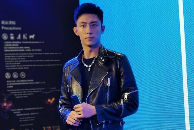 黄景瑜出席活动全程“黑脸”,面容暴瘦显憔悴,或受高以翔影响?