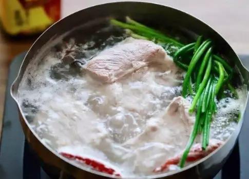 煮肉时,煮出的浮沫是精华还是脏东西,需要撇去吗?看完涨知识了