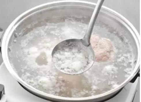 煮肉时,煮出的浮沫是精华还是脏东西,需要撇去吗?看完涨知识了