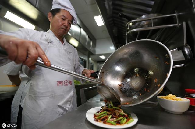 解密:饭店厨房的水龙头为什么一直不关?别急着骂浪费,看看这些