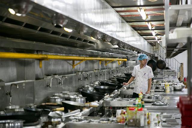 解密:饭店厨房的水龙头为什么一直不关?别急着骂浪费,看看这些