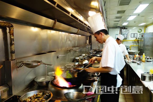 解密:饭店厨房的水龙头为什么一直不关?别急着骂浪费,看看这些