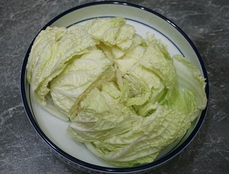 炒白菜时,直接下锅炒是不对的,牢记1点,白菜脆爽入味还好吃