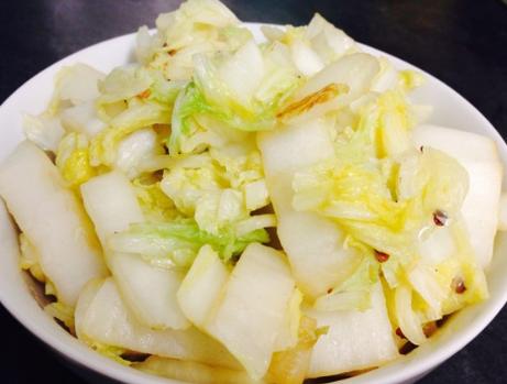 炒白菜时,直接下锅炒是不对的,牢记1点,白菜脆爽入味还好吃