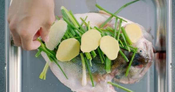 不管蒸什么鱼,只放盐和料酒是错的!教你一个招数,新鲜可口