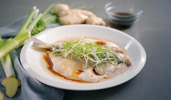 不管蒸什么鱼,只放盐和料酒是错的!教你一个招数,新鲜可口