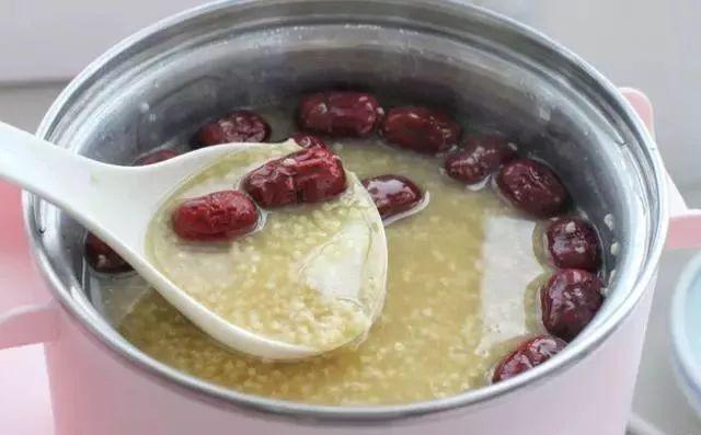 冬日暖胃煮小米粥放3种配料|健脾安神