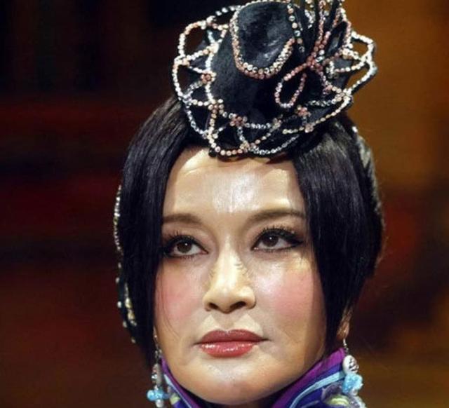“冻龄女星”全是假象,未修图原形毕露,直言:卸了妆都是黄脸婆