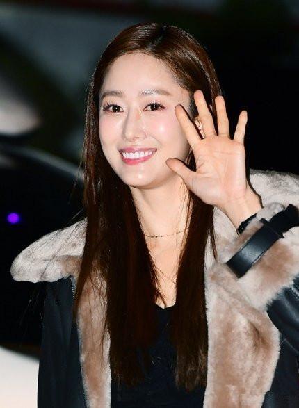 恭喜!又一知名女星突然官宣结婚,网友:终于等到你