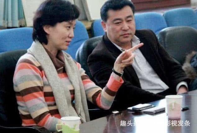 他是清华校长的儿子，在央视主持32年零失误，现在58岁还是未婚