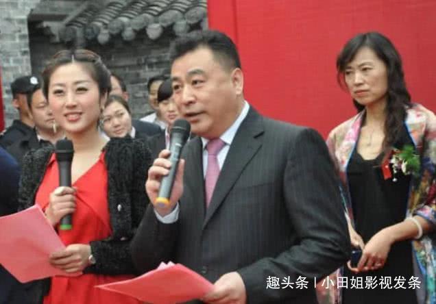 他是清华校长的儿子,在央视主持32年零失误,现在58岁还是未婚