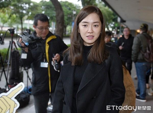 杨千霈步入高以翔灵堂就爆哭!停留1小时哽咽说不出话