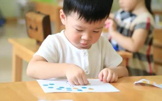 "为啥孩子看着不笨,就是专注力太差",可能和父母三大习惯有关