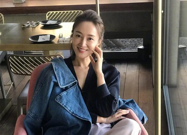 24岁主持春晚,美到两个男人为娶她离婚,43岁被二婚老公宠成公主