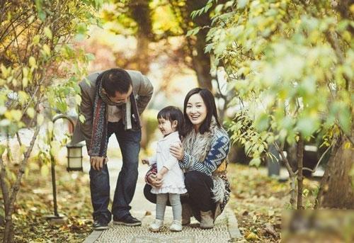 24岁主持春晚,美到两个男人为娶她离婚,43岁被二婚老公宠成公主