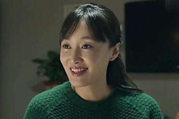 24岁主持春晚,美到两个男人为娶她离婚,43岁被二婚老公宠成公主
