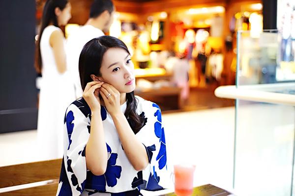24岁主持春晚,美到两个男人为娶她离婚,43岁被二婚老公宠成公主