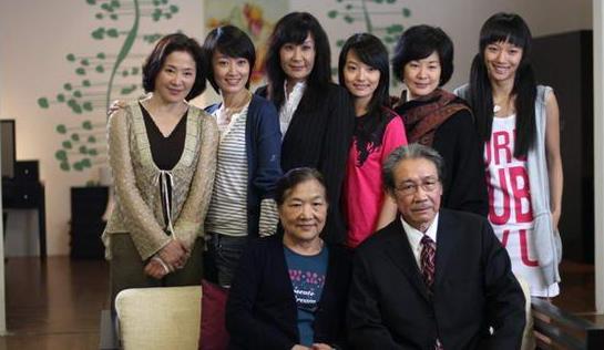 24岁主持春晚,美到两个男人为娶她离婚,43岁被二婚老公宠成公主