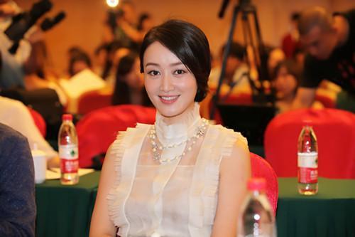 24岁主持春晚,美到两个男人为娶她离婚,43岁被二婚老公宠成公主