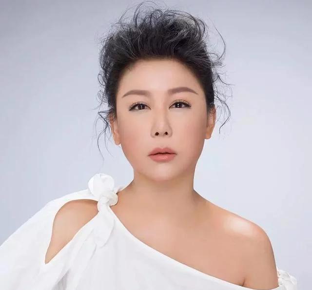 她当众扇林心如耳光,是八位男星的干妈,真正的娱乐圈教母