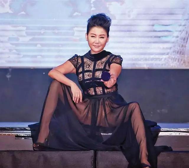 她当众扇林心如耳光,是八位男星的干妈,真正的娱乐圈教母