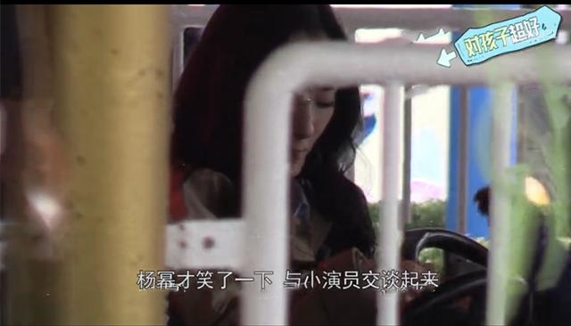 杨幂恋情曝光后,现身剧组拍戏心事重重,脸色难看状态不佳