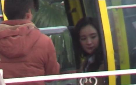 杨幂恋情曝光后,现身剧组拍戏心事重重,脸色难看状态不佳