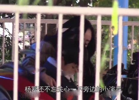 杨幂恋情曝光后,现身剧组拍戏心事重重,脸色难看状态不佳
