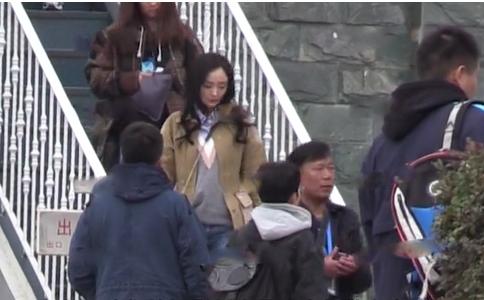 杨幂恋情曝光后,现身剧组拍戏心事重重,脸色难看状态不佳