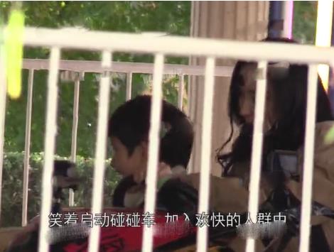 杨幂恋情曝光后,现身剧组拍戏心事重重,脸色难看状态不佳