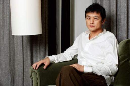 李亚鹏事业失意难敌情场得意,夜带长发美女回家替代短发女?