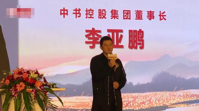 李亚鹏事业失意难敌情场得意,夜带长发美女回家替代短发女?