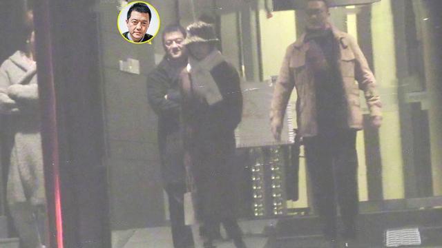 李亚鹏事业失意难敌情场得意,夜带长发美女回家替代短发女?