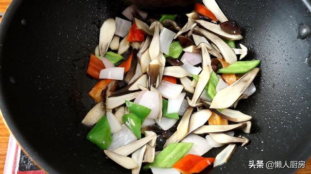 鸡脯肉怎么做好吃？这是鸡枞菌炒鸡胸肉的做法，简单快手