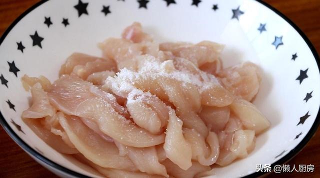 鸡脯肉怎么做好吃？这是鸡枞菌炒鸡胸肉的做法，简单快手