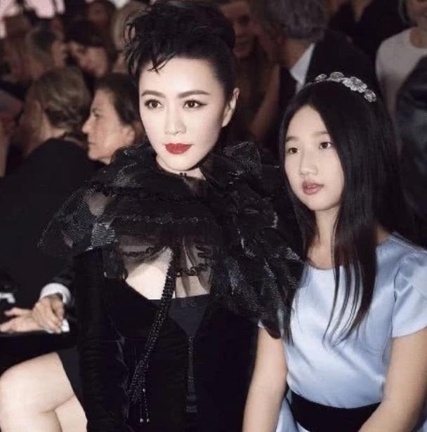 她在事业巅峰意外怀孕,不知孩子生父是谁女儿长相暴露生父基因